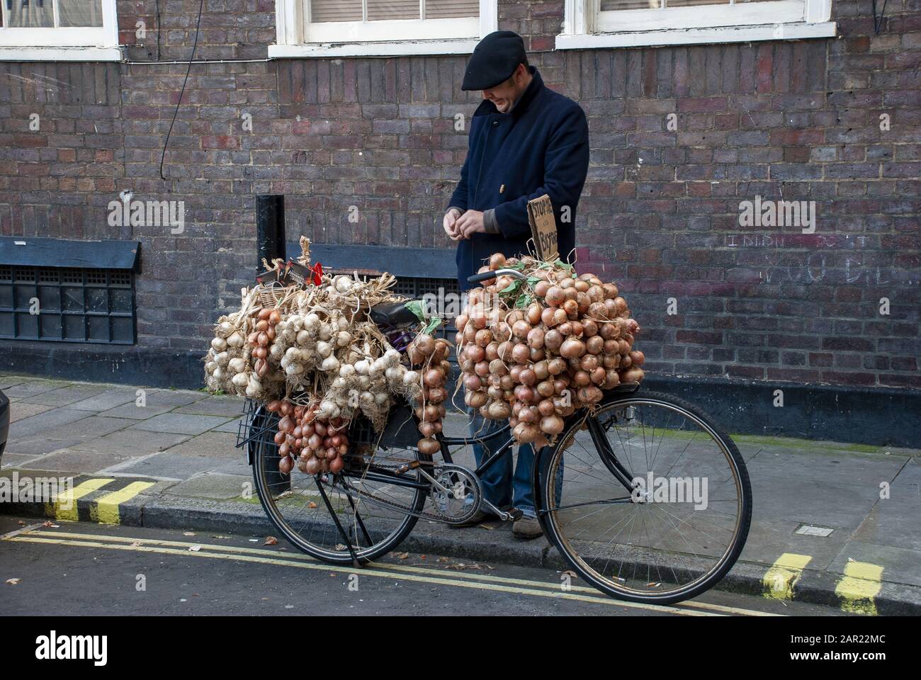 Londra, REGNO UNITO - 03 novembre 2007: Venditore di cipolle francesi con la sua bicicletta carica di aglio e cipolle Foto Stock