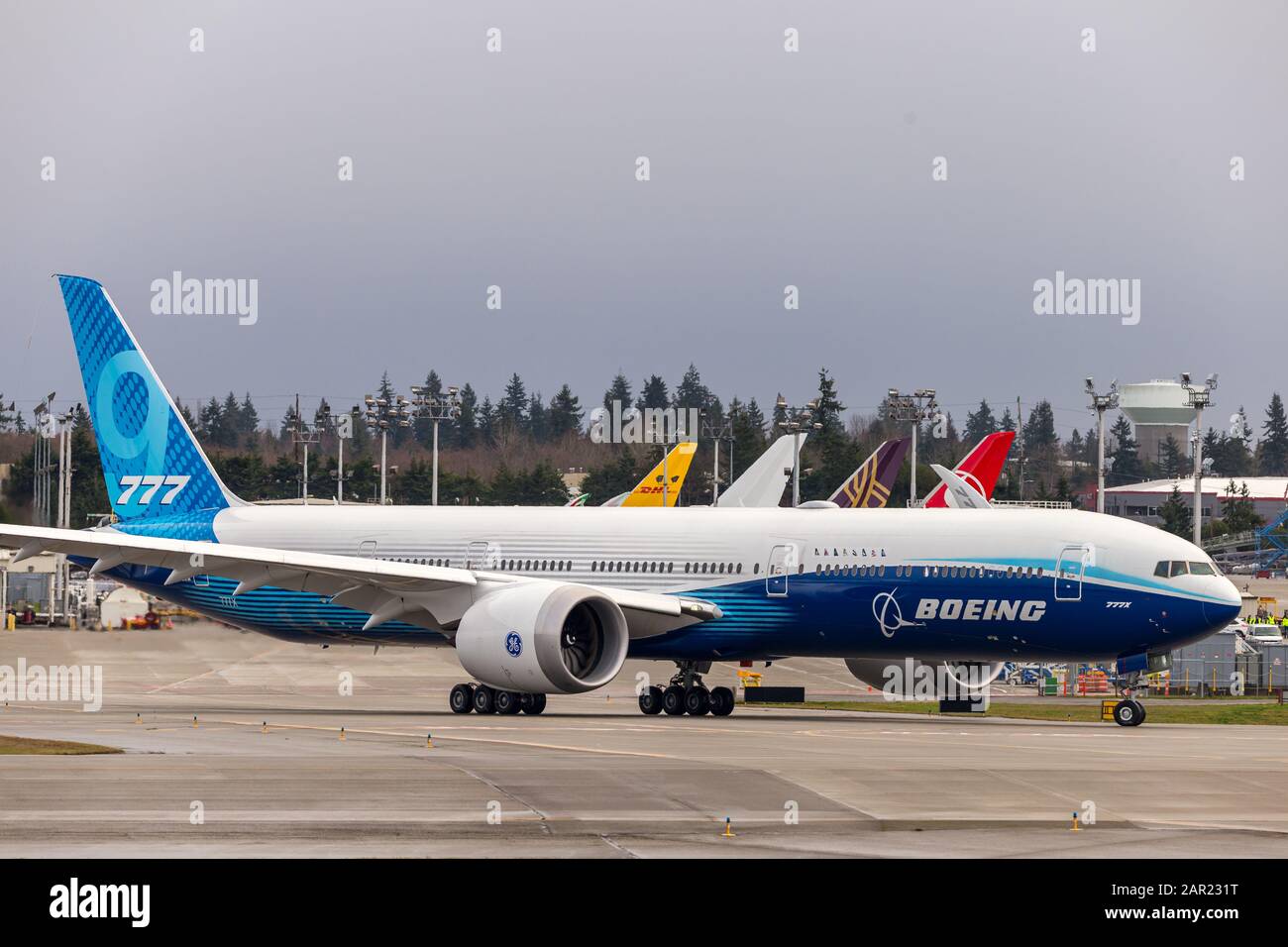 I taxi 777X di Boeing, preparati per il primo volo inaugurale dopo i primi due voli di prova, sono stati ritardati a causa del tempo Foto Stock