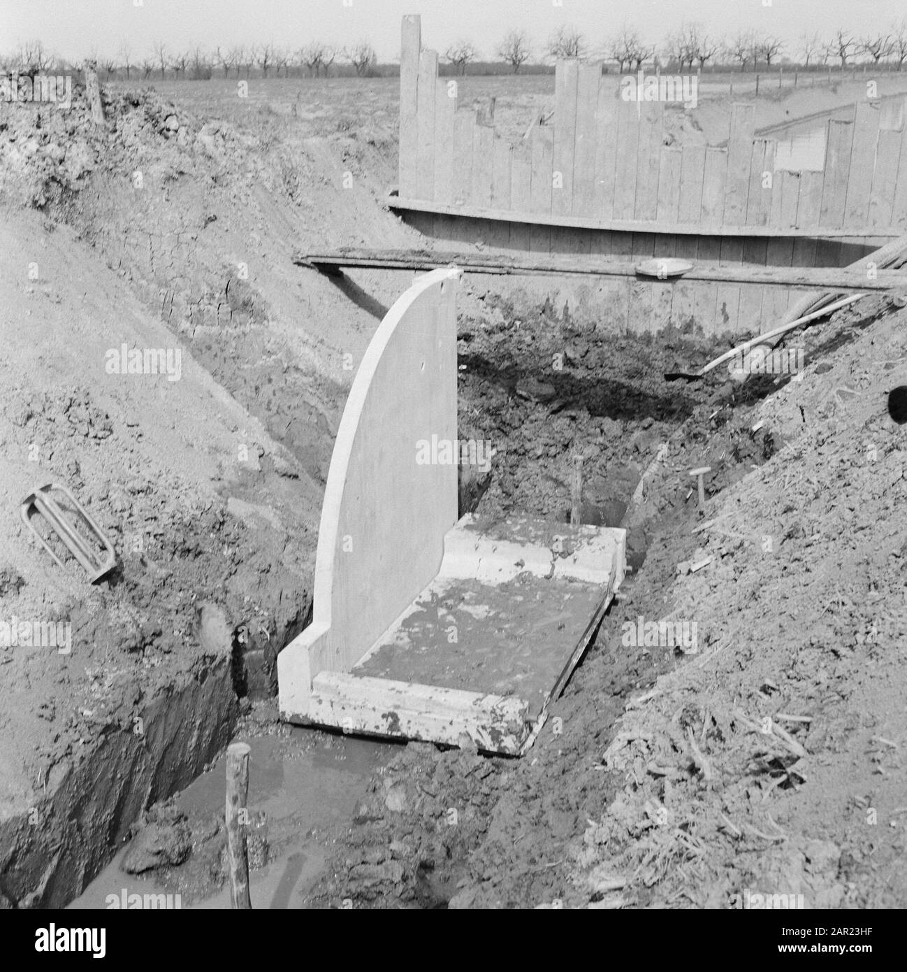 Poldering e bemaling, tensionamento dell'insieme, elementi di stile Data: Aprile 1958 luogo: Gelderland, Tiel Parole Chiave: Poldering e bemaling, thruw di tensione dell'insieme, elementi di stile Foto Stock Poldering e bemaling, tensionamento dell'insieme, elementi di stile Data: Aprile 1958 luogo: Gelderland, Tiel Parole Chiave: Poldering e bemaling, thruw di tensione dell'insieme, elementi di stile Foto Stock