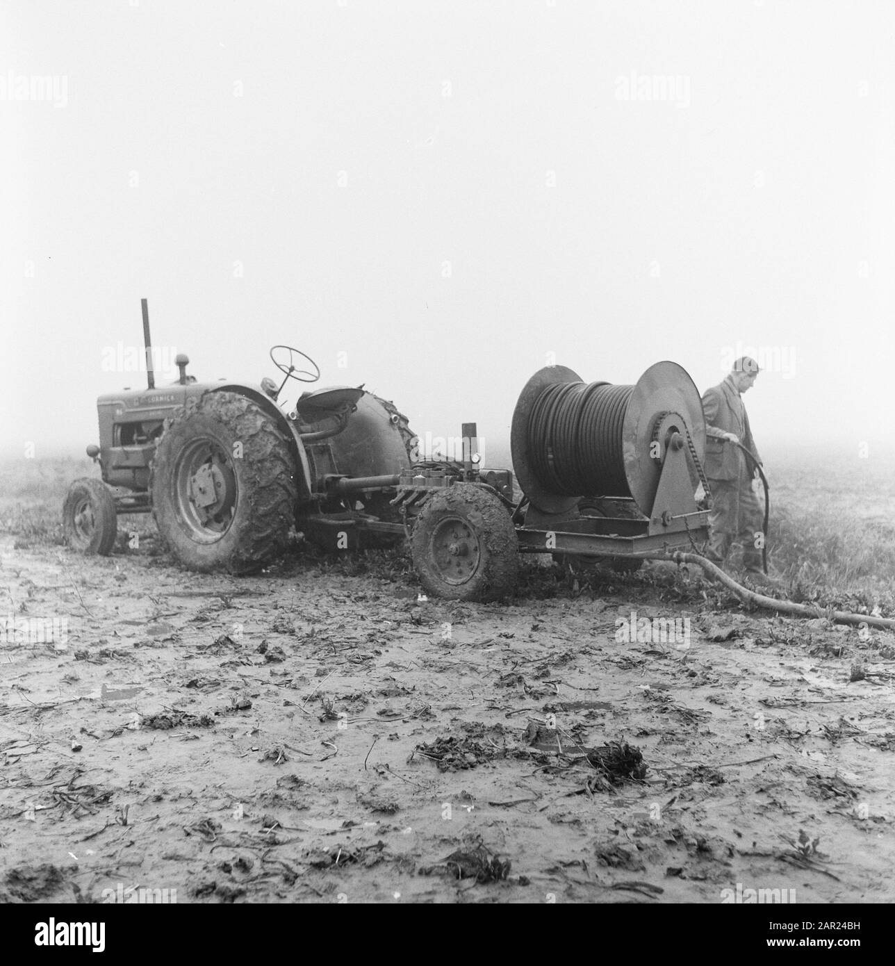 Drenaggio, tubi, pulizie, apparecchi Data: Novembre 1958 luogo: Numansdorp Parole Chiave: Apparecchi, tubi, drenaggio, pulizie Foto Stock