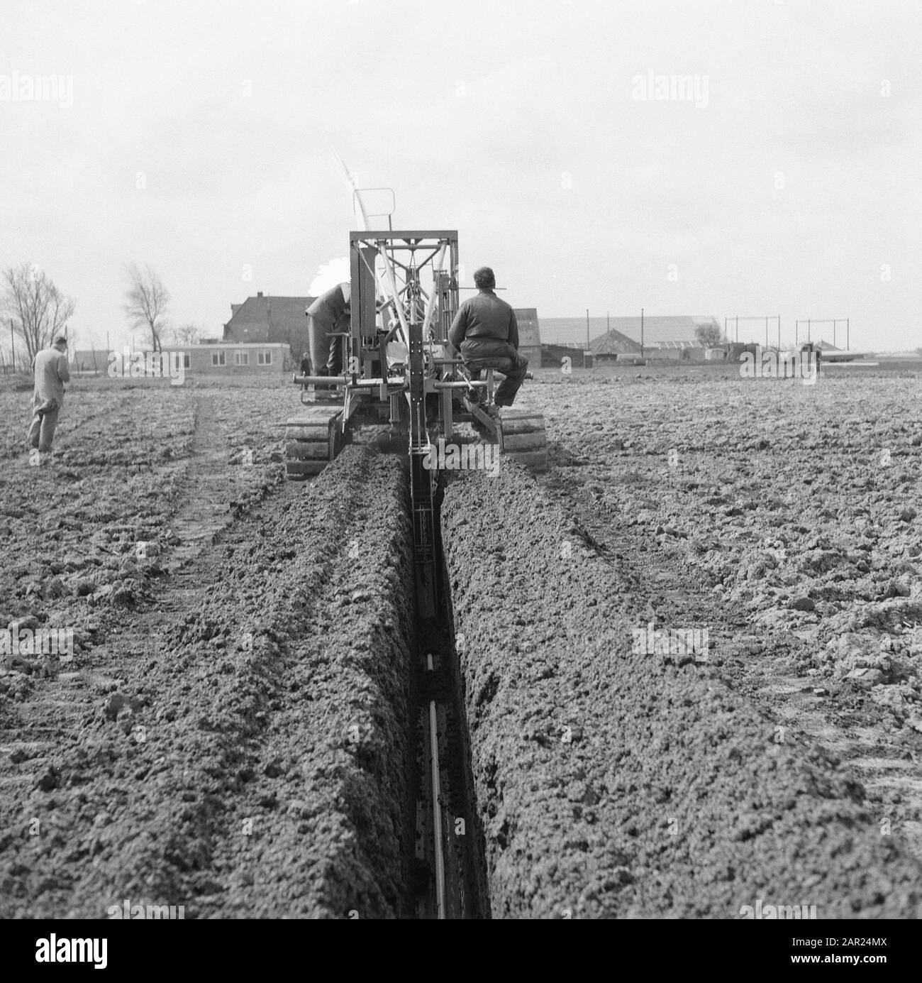 Drenaggio, macchine, scarichi, plastica, lavoratori Data: Parole Chiave non utilizzate: Lavoratori, drenaggio, scarichi, macchine, plastica Foto Stock