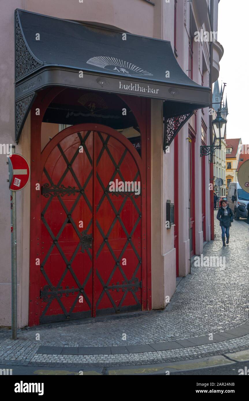 Praga, REPUBBLICA CECA – 22 GENNAIO 2020: Sushi Buddha Bar e ristorante asiatico nella città vecchia, mentre sono chiusi Foto Stock