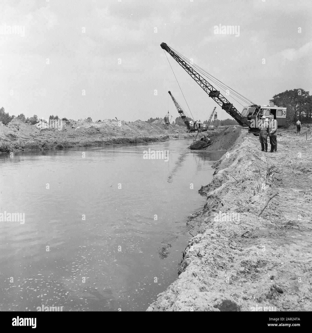 Scavo e miglioramento di canali, ponti di costruzione, tavole d'acqua, miglioramenti, scavi, vecchio IJssel, aastrang Data: Luglio 1958 Parole Chiave: Ponti di costruzione, scavo e miglioramento di canali, scavi, miglioramenti, tavole d'acqua Nome personale: Aastrang, oude ijssel Foto Stock