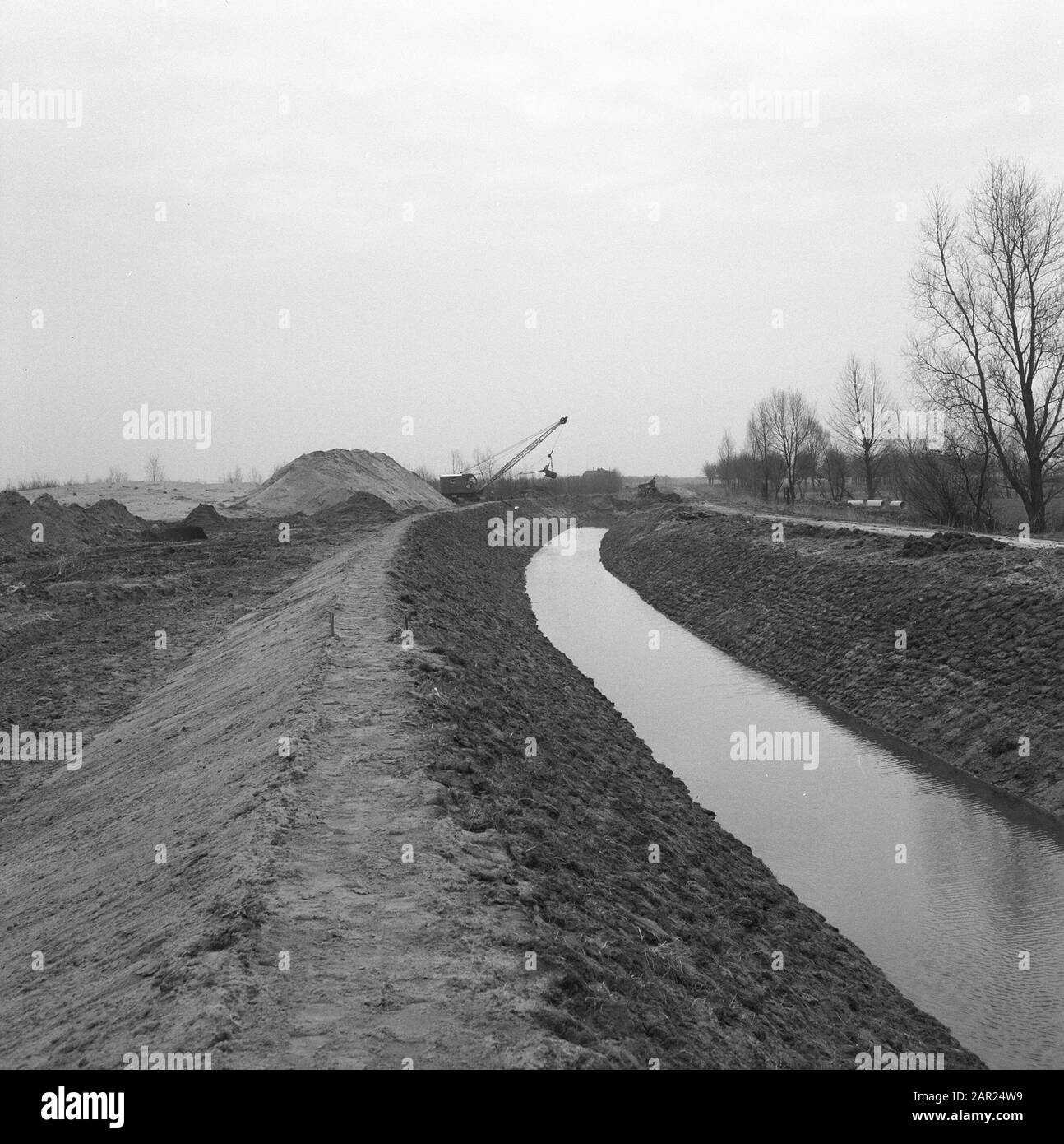 Normalizzazione di ruscelli, scavi e fosse smorzanti, posa fognatura, subacquei e giardinaggio, lavoro, consolidamento del terreno, tubi, stacking, macchinari, spider di consolidamento del terreno, lienden, Marspolder Data: Aprile 1962 Località: Marspolder Parole Chiave: Subacquei e giardinaggio, scavo e smorzamento di fossati, posa fognatura, tubi, macchine, normalizzazione dei flussi, consolidamento del terreno, lavori di impilamento, lavoro Nome personale: Lienden, suddivisione giuntata Foto Stock