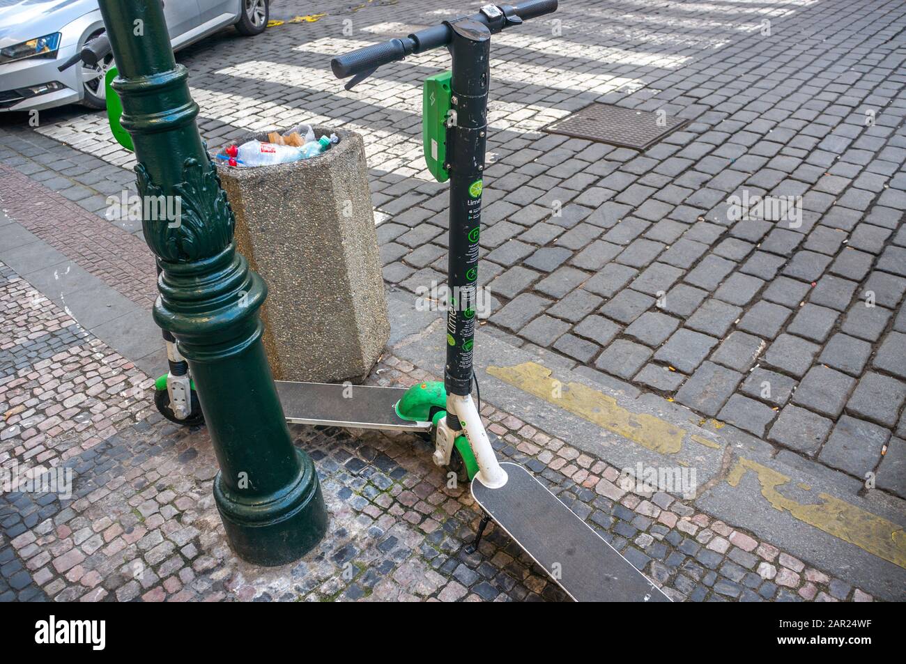 Praga, REPUBBLICA CECA – 22 GENNAIO 2020: Scooter a calce parcheggiati accanto alla bidone dei rifiuti nel centro di Praga Foto Stock