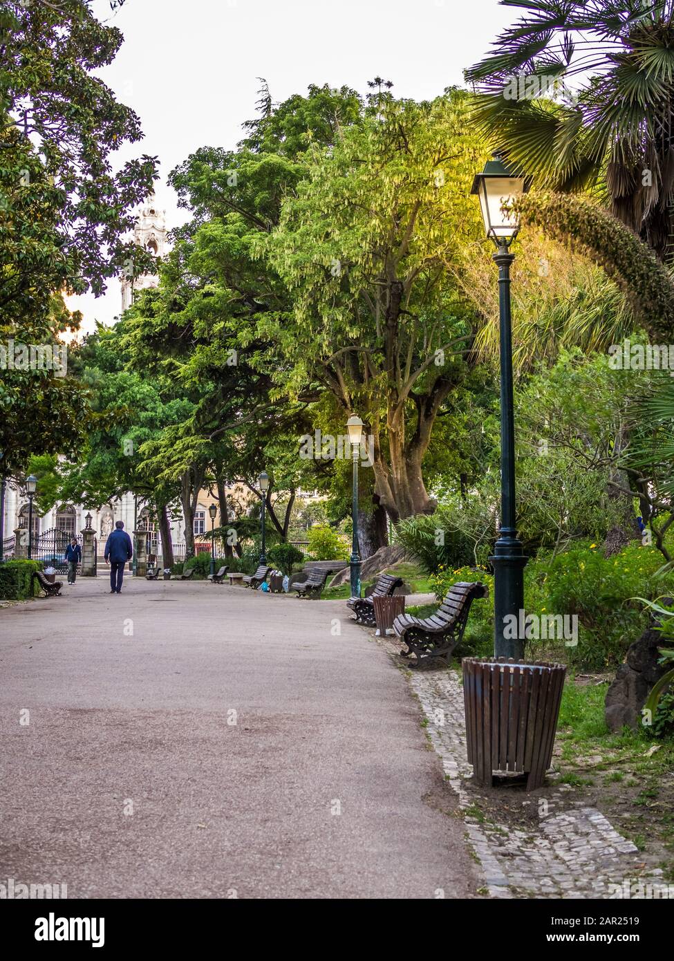 Lisbona, PORTOGALLO - 01 maggio 2019: Persone che passeggiano a Jardim da Estrela, Lisbona Foto Stock