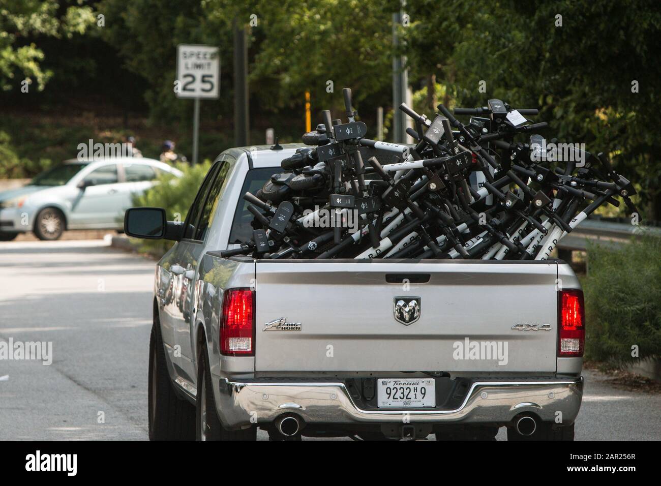 Gli scooter motorizzati sono impilati in alto su in un camion del raccoglitore, dopo che un fornitore ha raccolto gli scooters affittati al vecchio quarto parco di Ward ad Atlanta, GA. Foto Stock