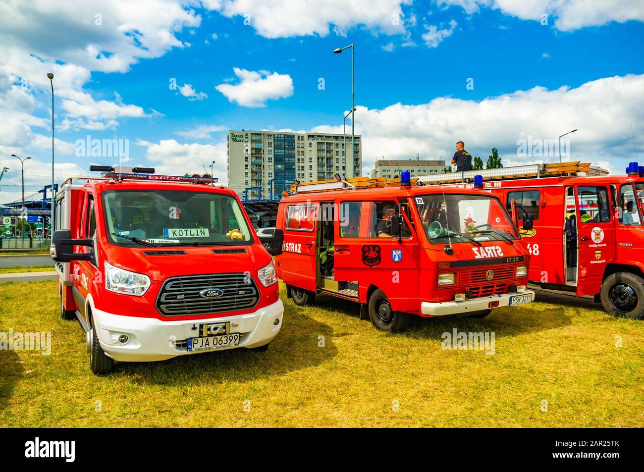 Poznan, POLONIA - 03 ago 2020: Fila di furgoni antincendio a esposizione rossa su erba verde durante un evento di vigili del fuoco. Foto Stock