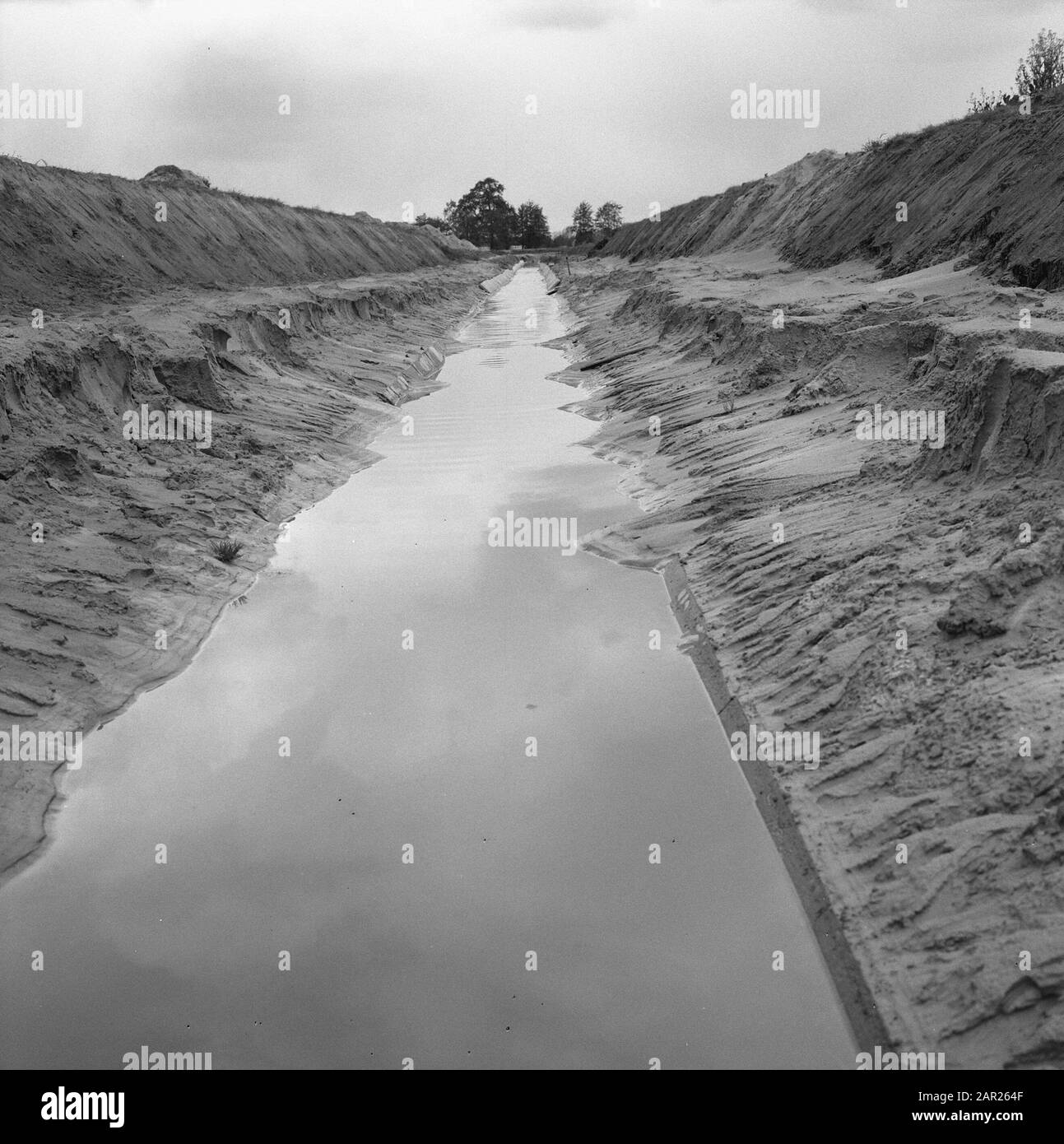 Normalizzazione di ruscelli, scavi e fossati smorzanti, posa fognatura, subacquei e giardinaggio, piastrelle di cemento, tubi, impianti di argine, lolllebeek Data: Maggio 1965 luogo: America, Horst Parole Chiave: Piastrelle di cemento, subacquei e giardinaggio, scavo e smorzamento fossati, posa fognatura, tubi, normalizzazione di flussi, terrapieni Nome di persona: Swap llebeek Foto Stock