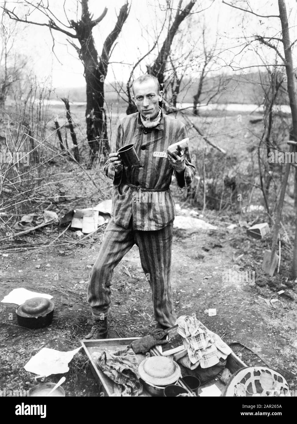 Prigioniero belga al campo di lavoro degli schiavi tedeschi al momento della liberazione da parte dell'esercito degli Stati Uniti, Nordhausen, Germania, fotografia di Myers per il corpo Del Segnale dell'esercito degli Stati Uniti, aprile 1945 Foto Stock