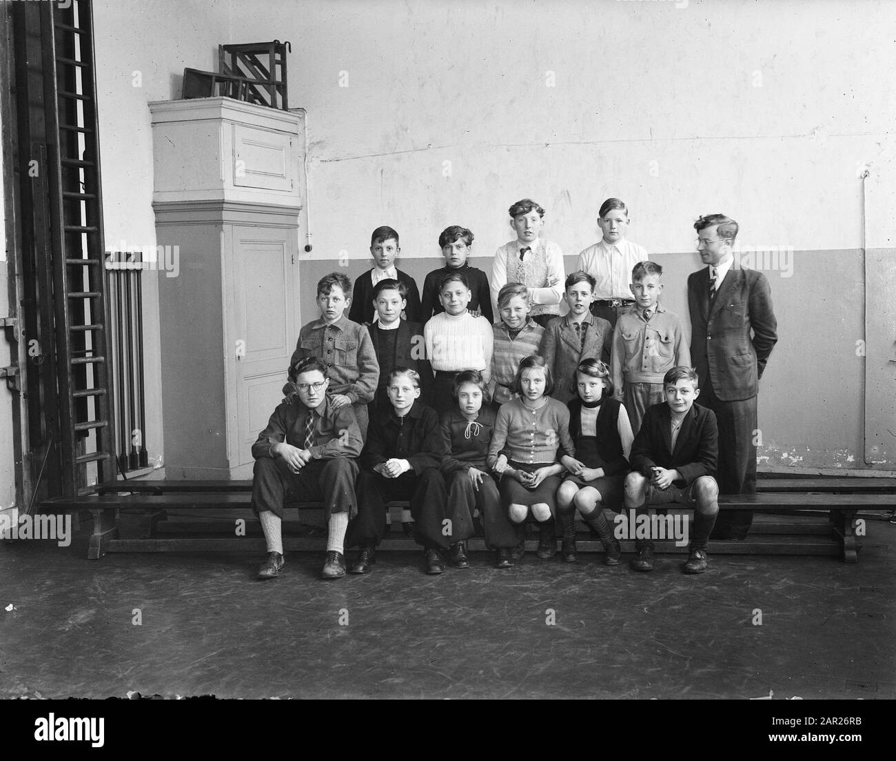 School for Secondary Education Annotation: Mixed class Date: March 12, 1946 Keywords: Ritratti di gruppo, lezioni scolastiche Foto Stock
