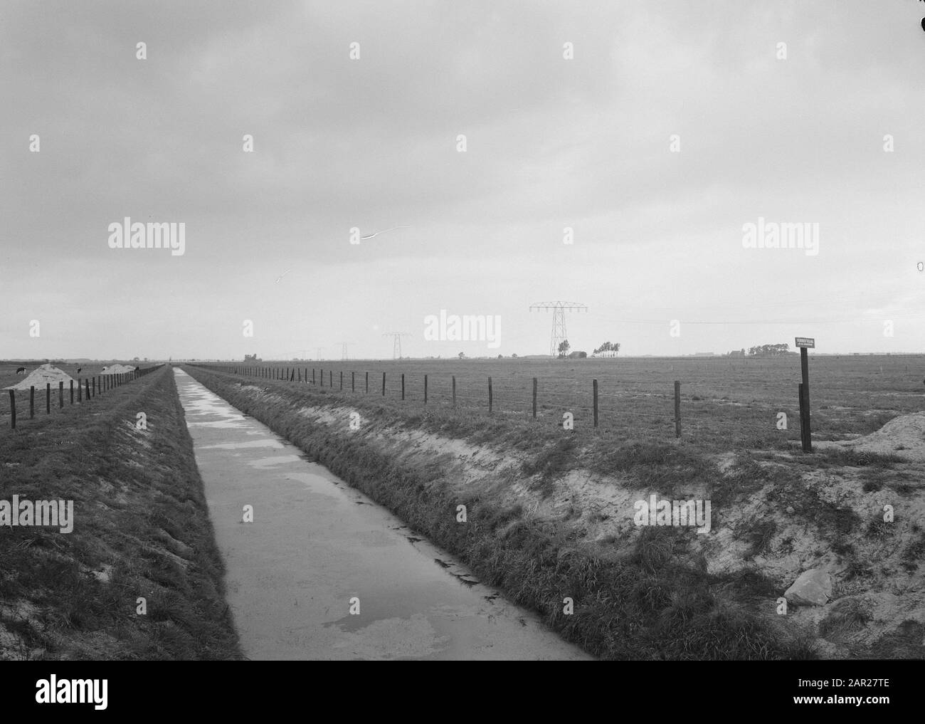 Normalizzazione di ruscelli, scavo e smorzamento di fossati, posa fognatura, subacquei e giardinaggio, tubi, bemaling, Eexterveen Data: Non ondated luogo: Eext, Eexerveen Parole Chiave: Fresatura, subacquei e giardinaggio, scavo e smorzamento fossati, posa fognatura, tubi, normalizzazione dei flussi Nome dell'istituzione: Water Board Oostermoerse Vaart Foto Stock