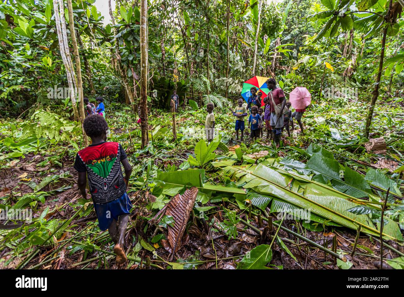 I nativi con ospiti stranieri nella giungla di bougainville Foto Stock