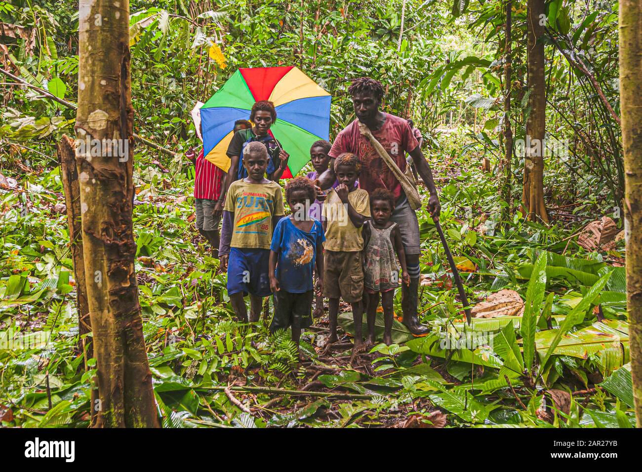 I nativi con ospiti stranieri nella giungla di bougainville Foto Stock
