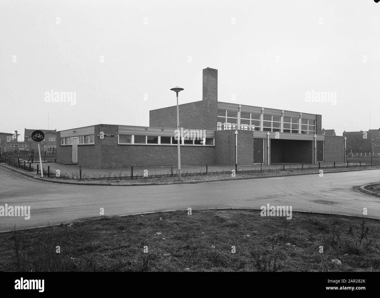 Normalizzazione di ruscelli, scavi e fossati smorzanti, posa fognatura, subacquei e giardinaggio, piastrelle di cemento, tubi, impianti di argine, lolllebeek Data: Maggio 1965 luogo: America, Horst Parole Chiave: Piastrelle di cemento, subacquei e giardinaggio, scavo e smorzamento fossati, posa fognatura, tubi, normalizzazione di flussi, terrapieni Nome di persona: Swap llebeek Foto Stock