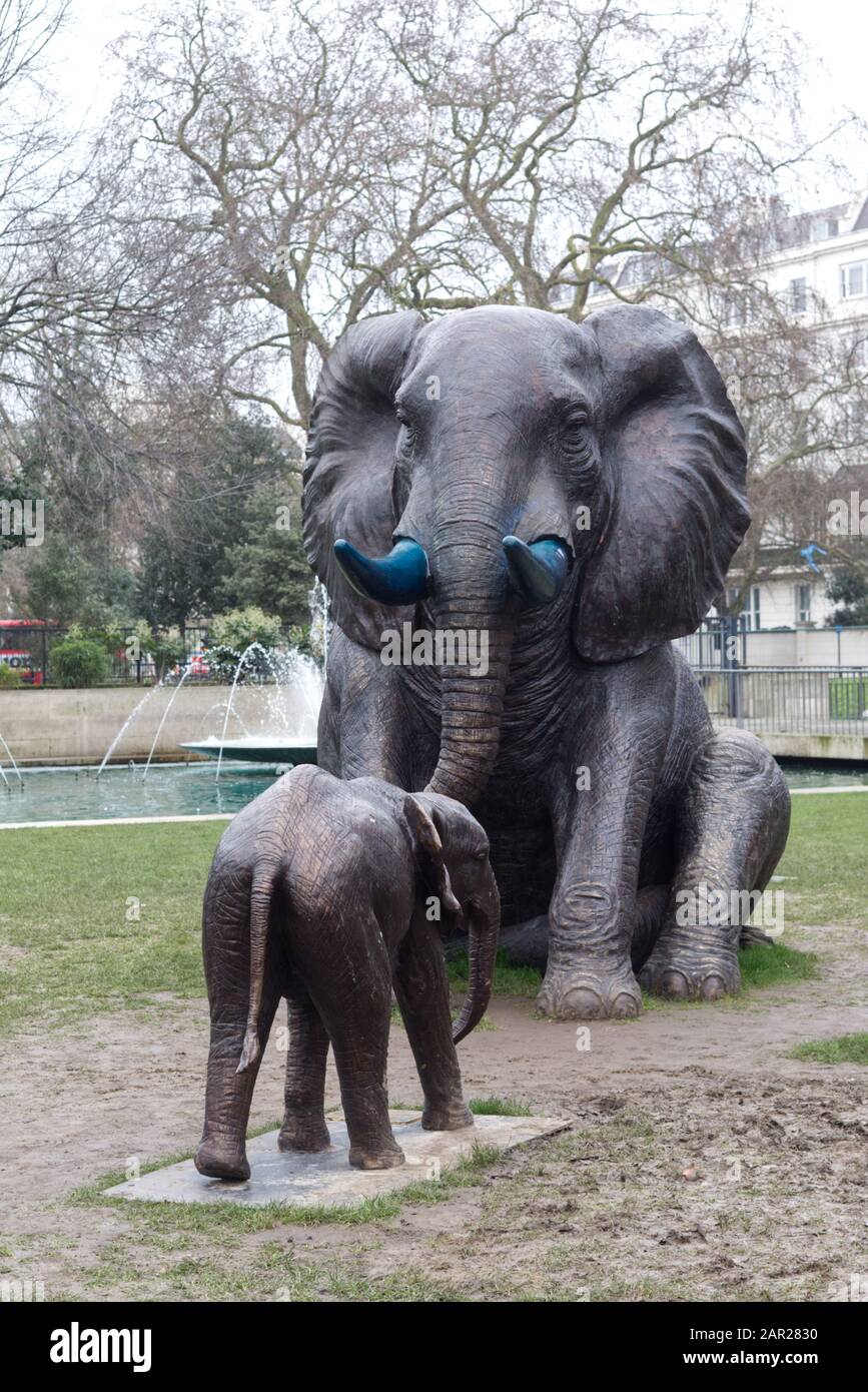 Installazione di elefanti orfani a londra Foto Stock