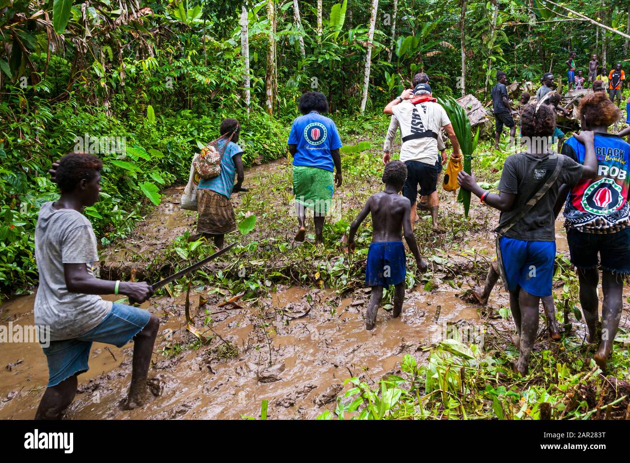 I nativi con ospiti stranieri nella giungla di bougainville Foto Stock