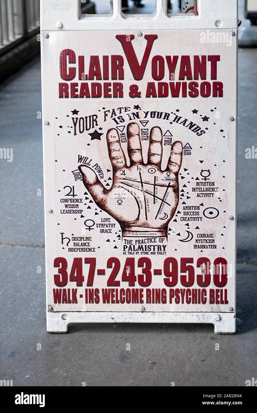Un cartello stradale per un lettore di palme chiaroveggenti e psichico sulla 6th Avenue nell'area di Herald Square di Manhattan, New York City. Foto Stock