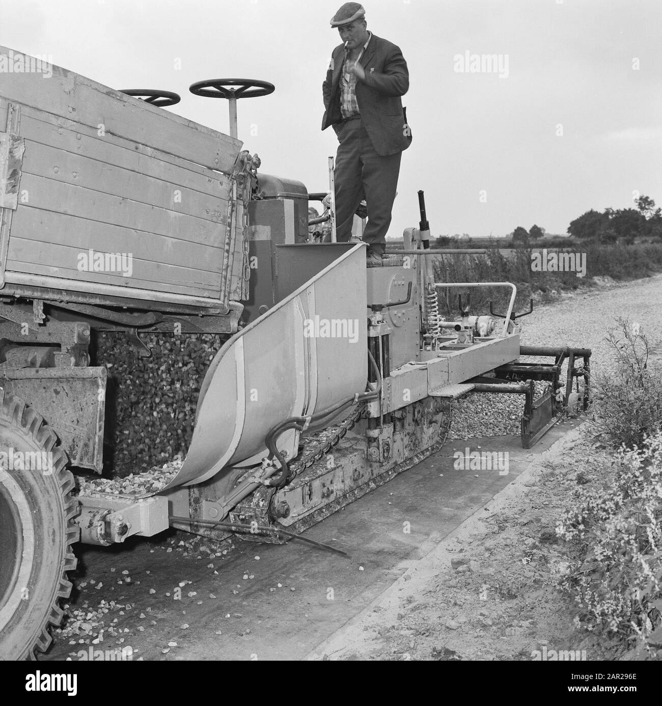 Lavori, strade, strati di spandimento, strati di spandimento, ghiaia, abg Spreader Data: Agosto 1967 Parole Chiave: Ghiaia, strati di spandimento, strade, opere Nome personale: ABG spreider Foto Stock