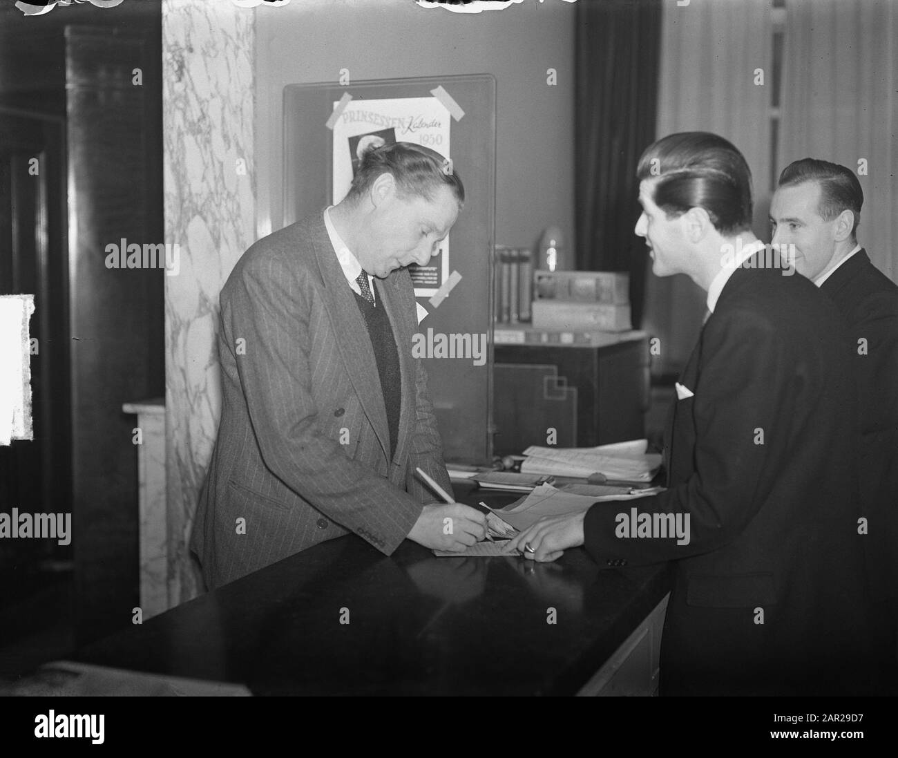 Fillmdirector Carol Reed (dal film The Third Man) ad Amsterdam Data: 20 Gennaio 1950 luogo: Amsterdam, Noord-Holland Parole Chiave: Film, alberghi, registi Nome personale: Reed, Carol Foto Stock