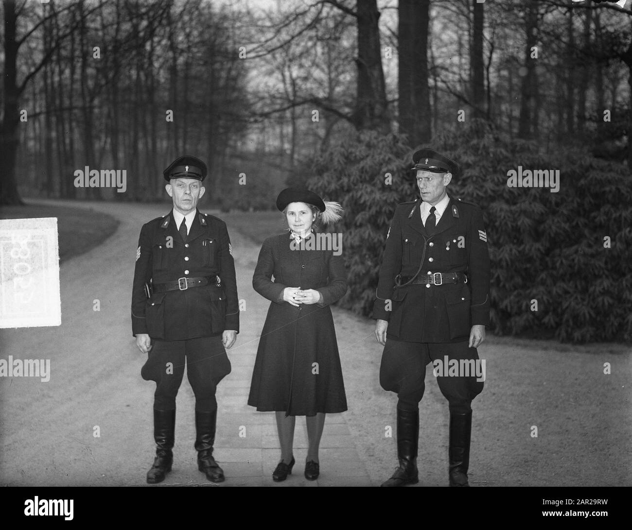 Frau Gasille (coinvolto nel saccheggio ad Arnhem durante la 2nd guerra mondiale) per Corte Speciale d'Arnhem Annotazione: Luogo: Parco Insula dei Data: 27 gennaio 1950 luogo: Arnhem Parole Chiave: Criminali di guerra, polizia, cause legali, cause, seconda guerra mondiale, donne Nome personale: Basille, Louise Margarethe Henriette Petronella Foto Stock