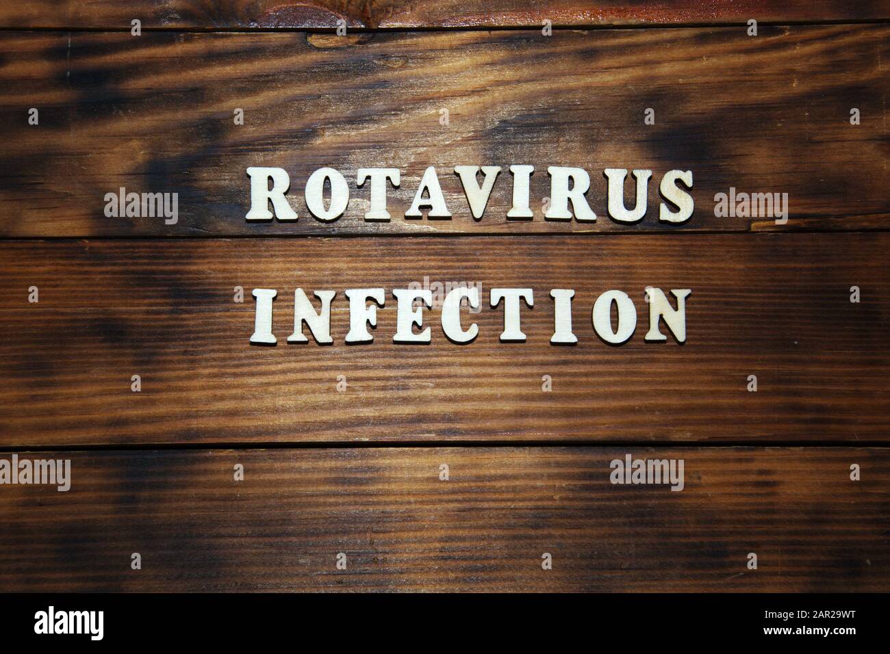 Iscrizione Rotavirus Infezione su sfondo tavolo di legno scuro. Concetto di assistenza sanitaria Foto Stock