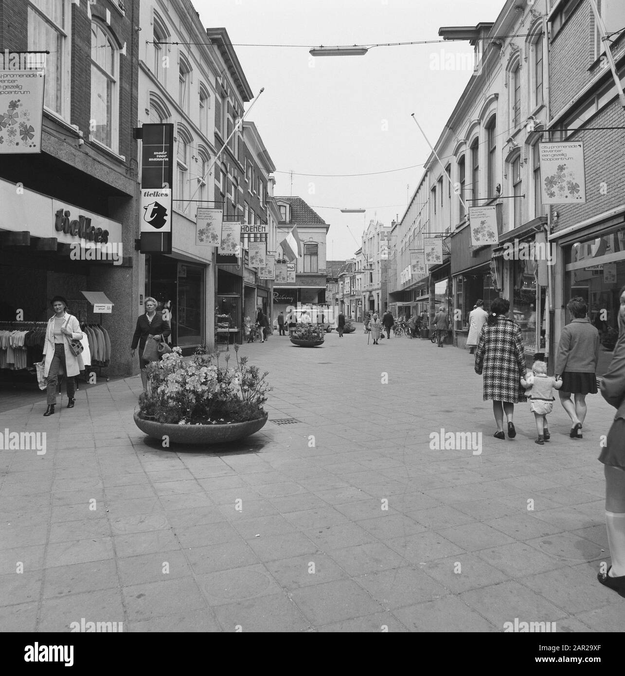 Centri commerciali, pedoni Data: 1973 Località: Deventer Parole Chiave: Pedoni, centri commerciali Foto Stock