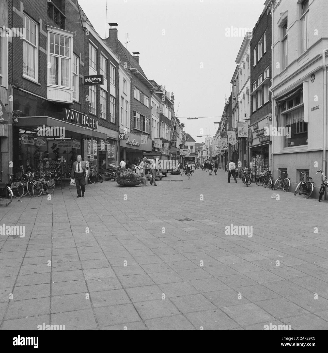 Centri commerciali, pedoni Data: 1973 Località: Deventer Parole Chiave: Pedoni, centri commerciali Foto Stock