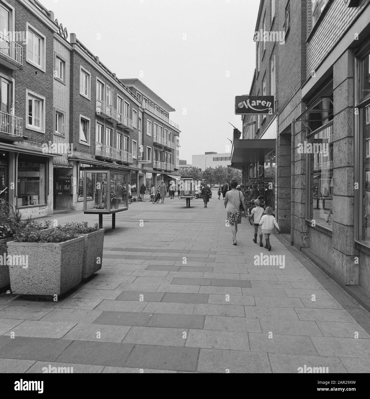 Centri commerciali, pedoni, pavimentazione ornamentale, arredo urbano Data: 1973 luogo: Enschede Parole Chiave: Pavimentazione ornamentale, arredo urbano, pedoni, centri commerciali : Foto Stock