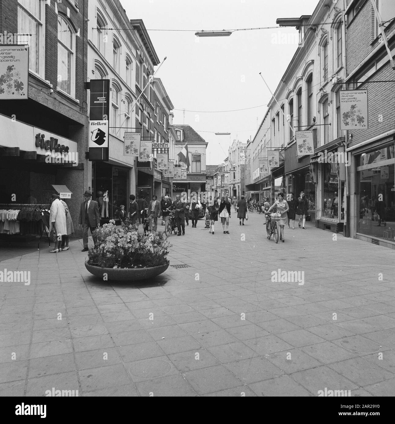 Centri commerciali, pedoni Data: 1973 Località: Deventer Parole Chiave: Pedoni, centri commerciali Foto Stock