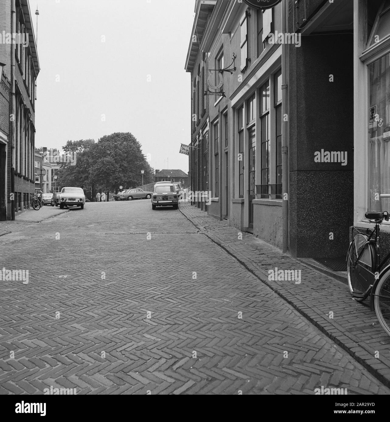 Shopping Streets, Old Date: 1973 Location: Hengelo, Overijssel Keywords: Old, shopping Streets Foto Stock