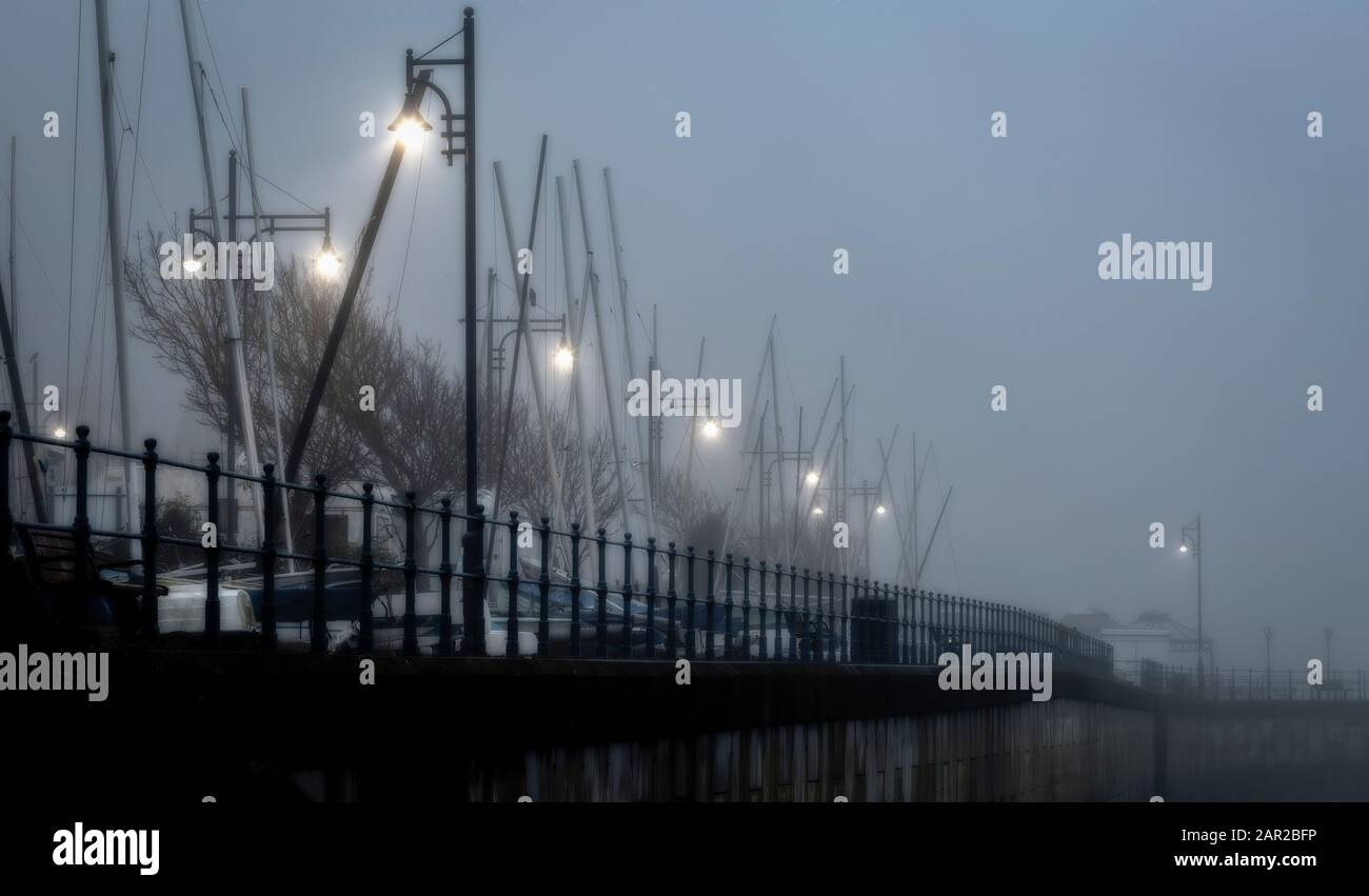 Luci di strada nella nebbia Foto Stock