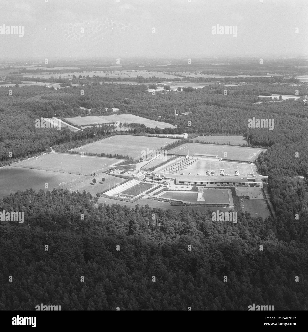Cattura dell'aria. Piscina all'aperto e complesso sportivo Nieuwland to Dieren Annotation: Piscina non esiste più. In quel punto ora campo da baseball Data: 1968 posizione: Animali, Gelderland Parole Chiave: Aerei colpi, piscine Foto Stock