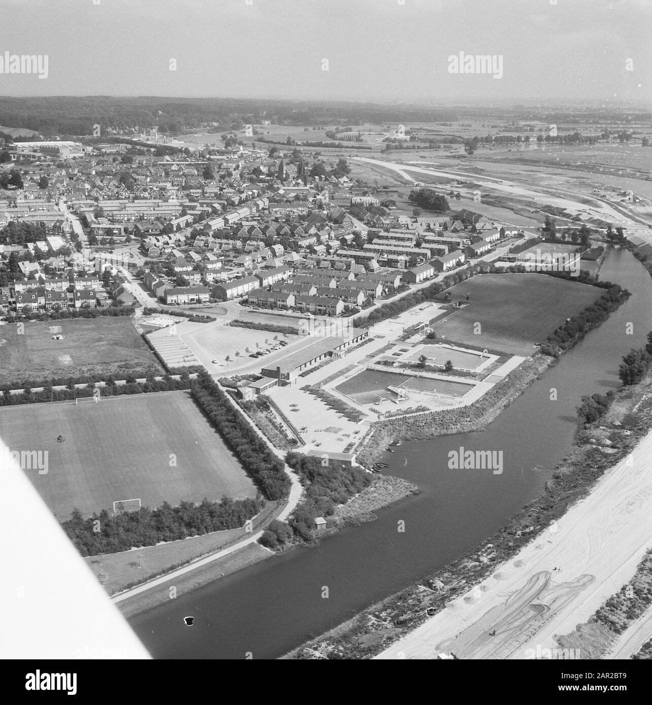 Cattura dell'aria. Piscina all'aperto e complesso sportivo a Rheden Annotation: Right de IJssel. La strada nazionale 48 (ora provinciale A348) tra Arnhem e Dieren è costruita Data: 1968 Località: Gelderland, Rheden Parole Chiave: Foto aeree, piscine Foto Stock