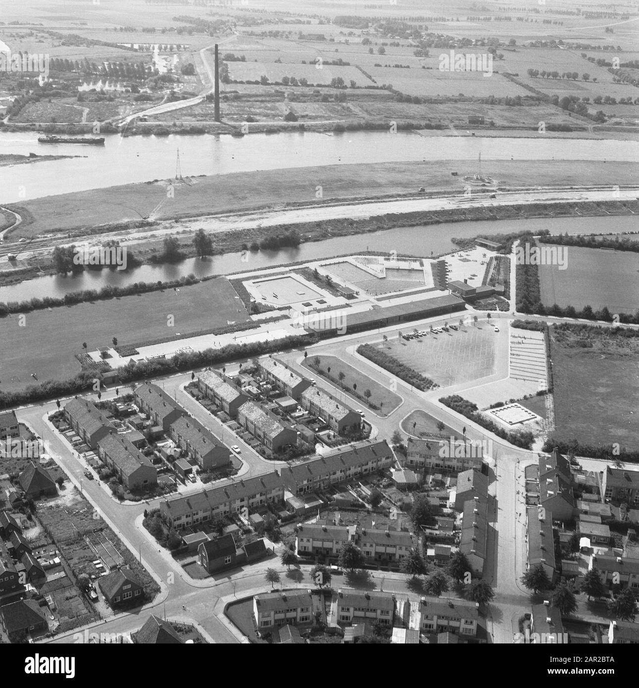 Cattura dell'aria. Piscina all'aperto e complesso sportivo a Rheden Annotation: Boven de IJssel. La strada nazionale 48 (ora provinciale A348) tra Arnhem e Dieren è in costruzione. Un camino da una fabbrica di mattoni è ancora in piedi. Date: 1968 Location: Gelderland, Rheden Keywords: Foto aeree, piscine Foto Stock