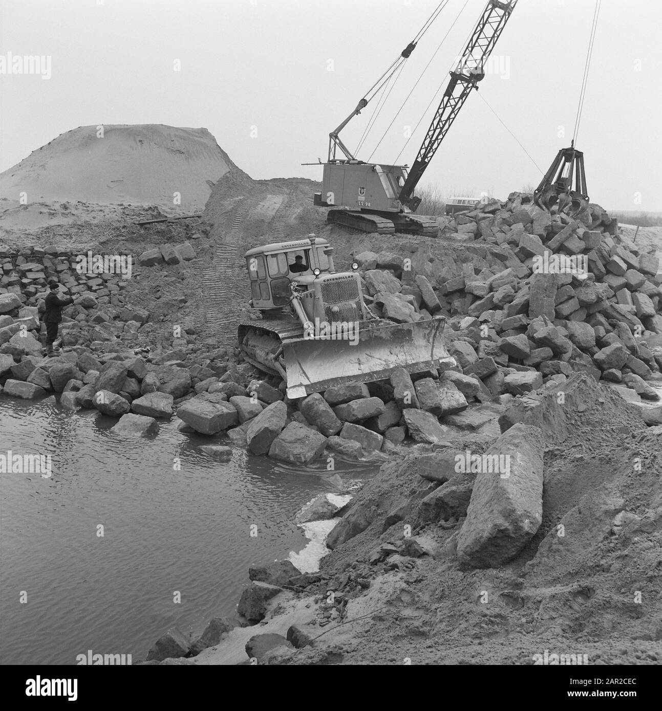 Chiusure Creek, bulldozer, gru, bevert n5 Data: 1968 Parole Chiave: Bulldozer, gru, chiusure Creek Nome personale: Bevert n5 Foto Stock