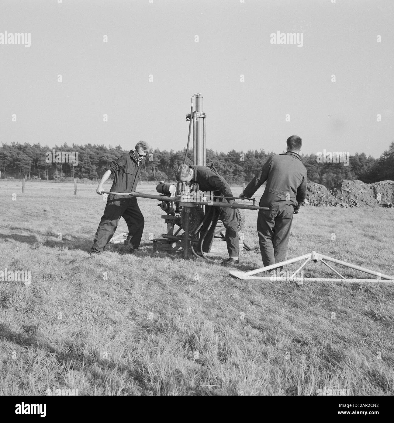 Ancoraggi a vite Data: Parole Chiave non utilizzate: Sonde profonde, macchinari e utensili agricoli, lavoro Foto Stock