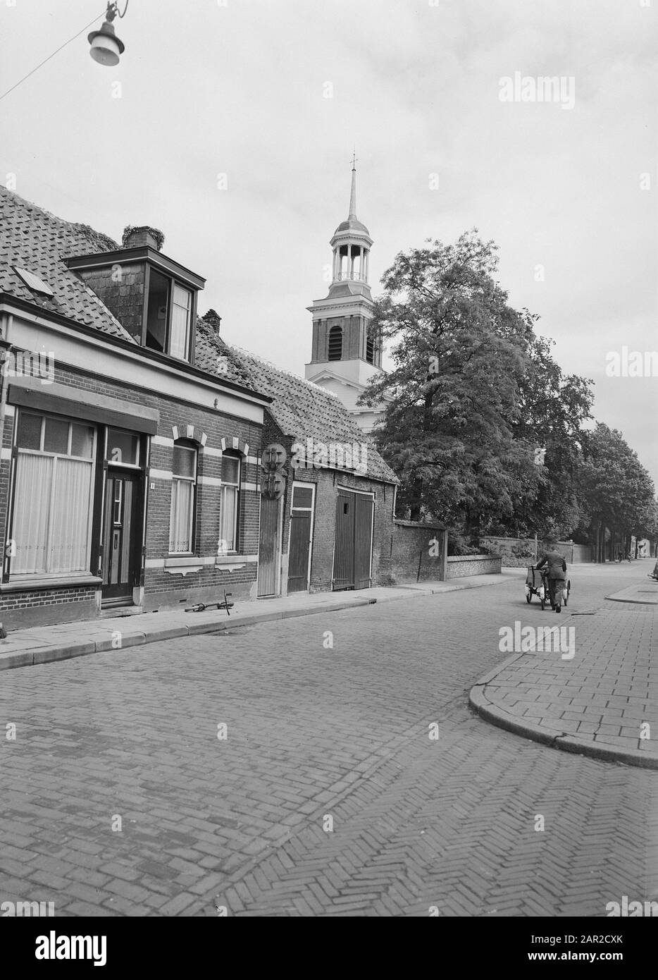 Torre della chiesa riformata olandese a Steenbergen. Vista da Kleine Kerkstraat. Data: Luglio 1958 luogo: Noord-Brabant, Steenbergen Parole Chiave: Viste del villaggio, chiese, strade Foto Stock