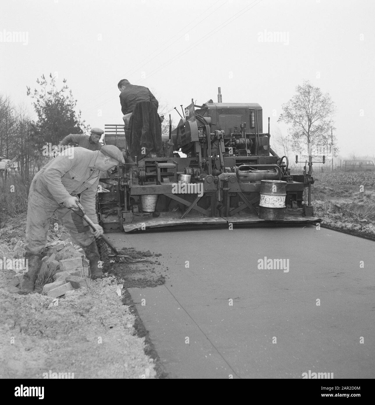 Tre negazioni Data: Novembre 1959 Parole Chiave: Costruzione e miglioramento di strade, dighe e bacini di risparmio, macchina di spargimento Foto Stock