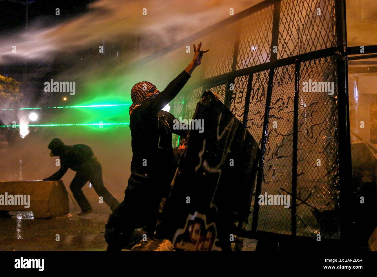 Beirut, Libano. 25th Gen 2020. Un protestante anti anti anti contro il governo nei confronti dei poliziotti antisommossa durante gli scontri nei pressi del Grande Serail, sede del primo Ministro del Libano. Credito: Marwan Naamani/Dpa/Alamy Live News Foto Stock