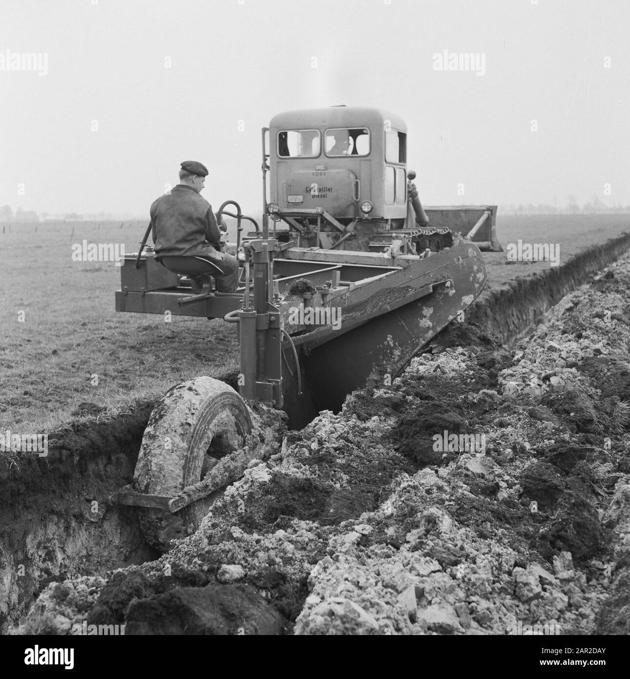 Data estrazione, lavorazione del terreno, livellamento, bandanden, toolbar-team Data: Unundated luogo: Overijssel, Vriezenveen Parole Chiave: Swindling, livellamento, lavorazione del terreno, coltivazione, coltivazione mineraria Nome personale: Toolbar-team Foto Stock