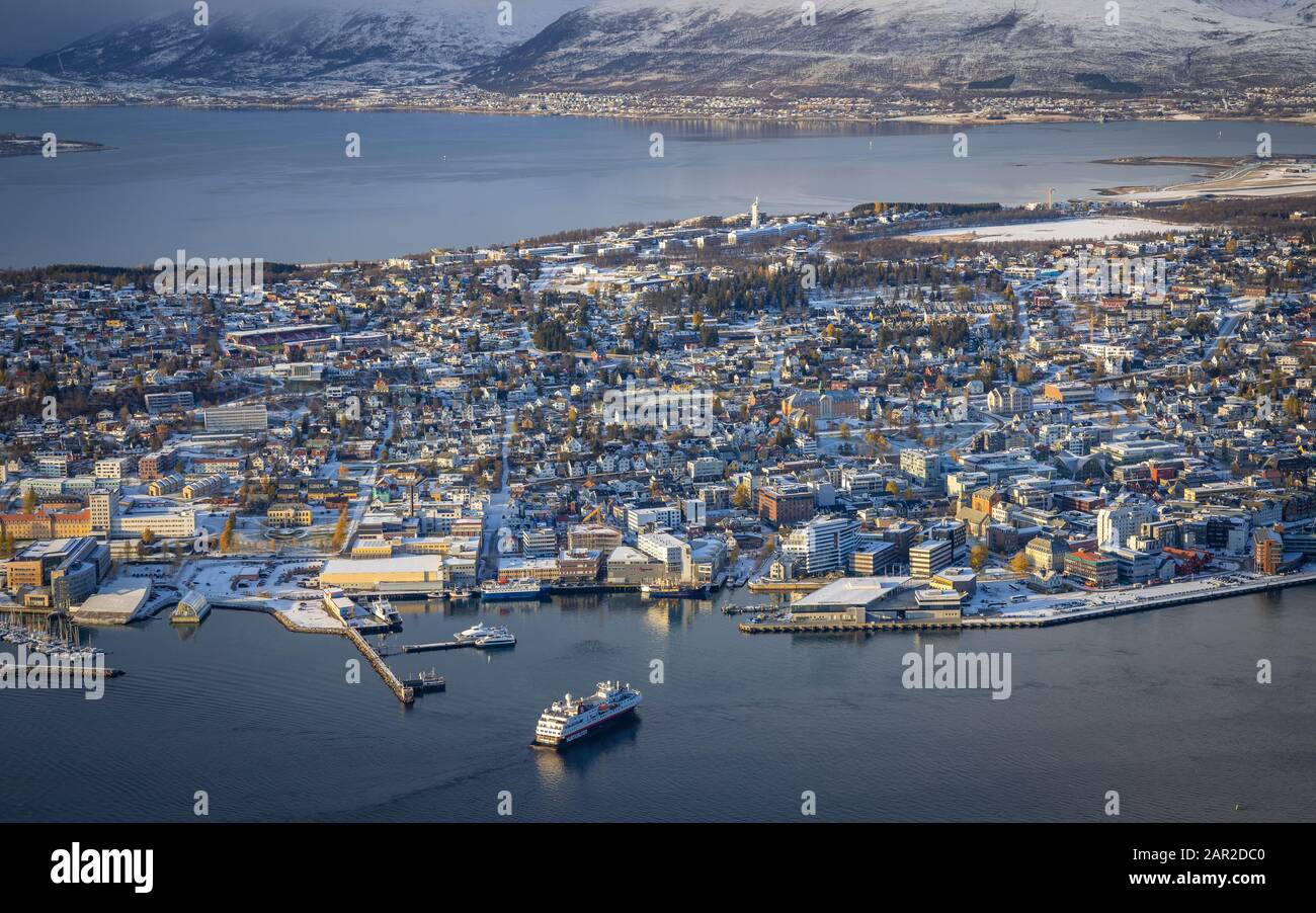 La sig.ra Spitsbergen arriva a Tromsø, vista dalla Fjellheisen, Norvegia settentrionale Foto Stock