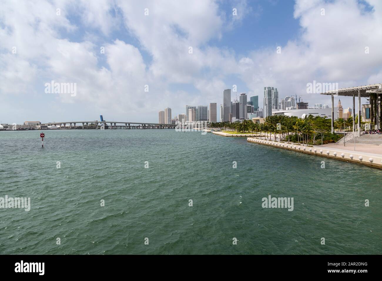 Vista del centro città da Mac Arthur Causeway, Miami Beach, Miami, Florida, Stati Uniti d'America, Nord America Foto Stock