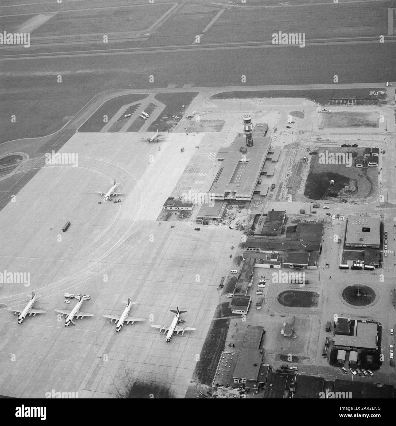 Edifici, aeroplani, torri di controllo, aeroporti Data: Parole Chiave non date: Edifici, torri di controllo, campi aerei Foto Stock