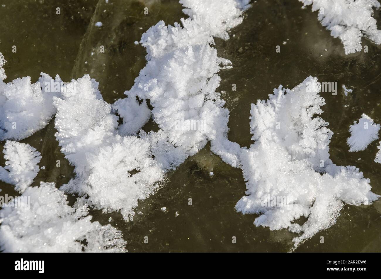 I cristalli di ghiaccio su un lago ghiacciato Foto Stock