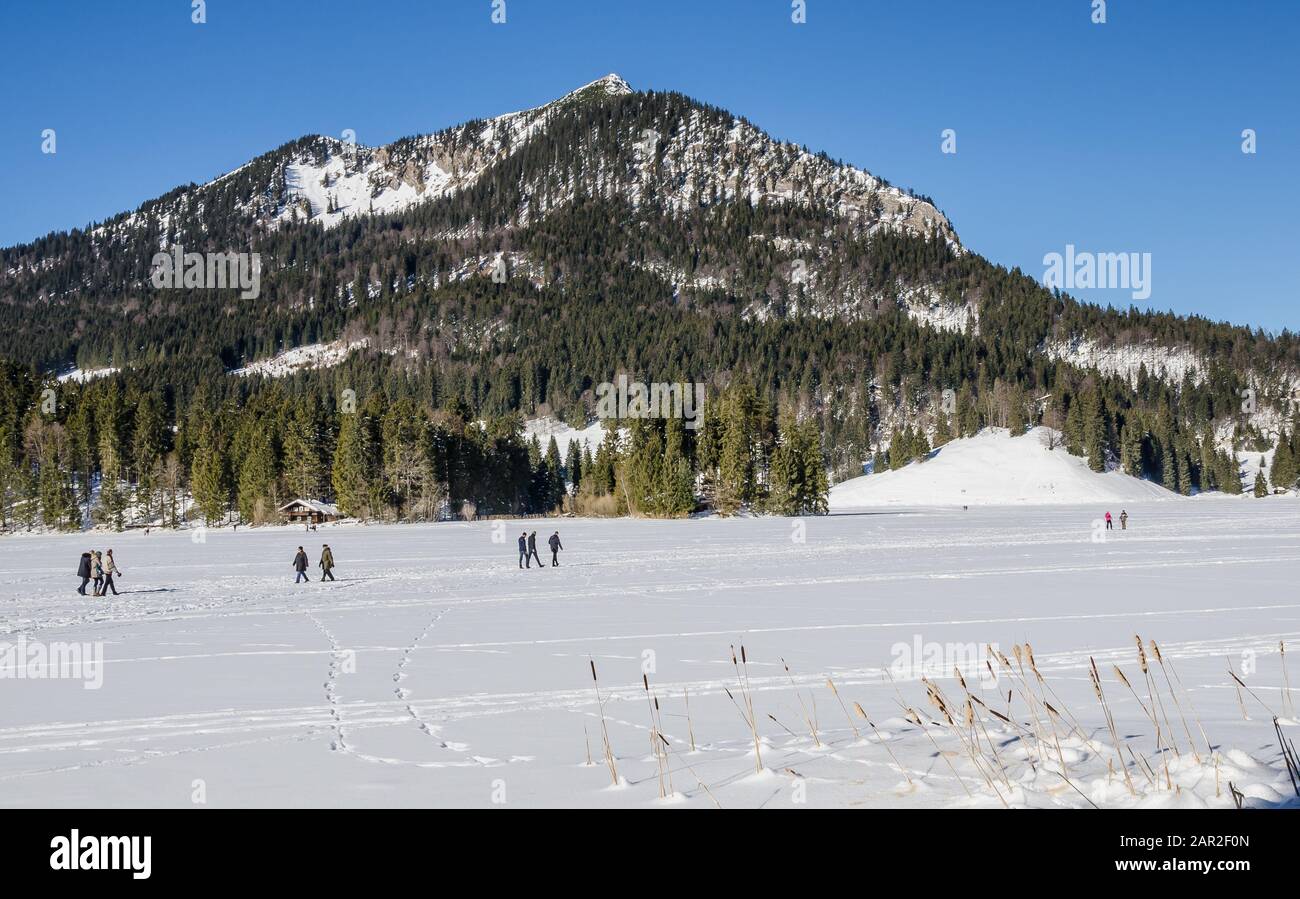 In inverno normale Lago Spitzing - Spitzingsee è congelato sopra e coperto di neve. Foto Stock