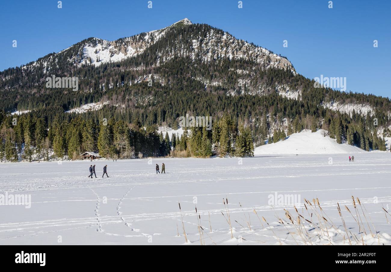 In inverno normale Lago Spitzing - Spitzingsee è congelato sopra e coperto di neve. Foto Stock