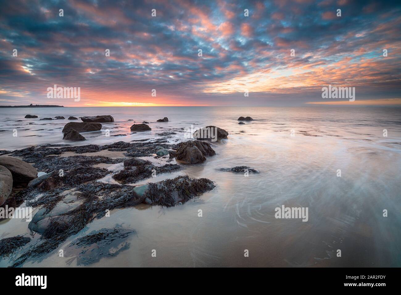 Tramonto sulla spiaggia di Llandanwg vicino Barmouth sulla costa settentrionale del Galles Foto Stock