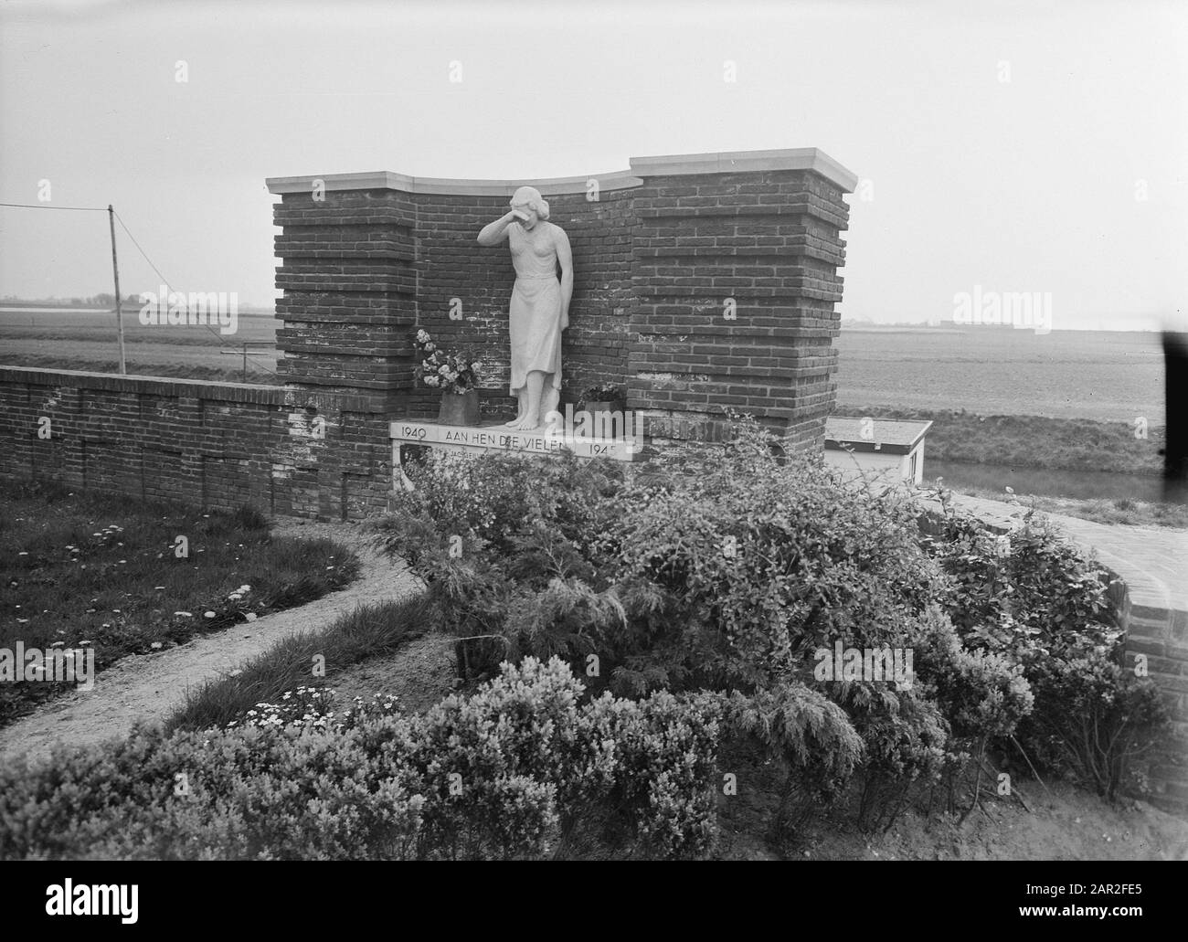 Monumenti di guerra Data: Aprile 1957 Località: Sud-Olanda, Zwartewaal Parole Chiave: Monumenti, monumenti di guerra Foto Stock