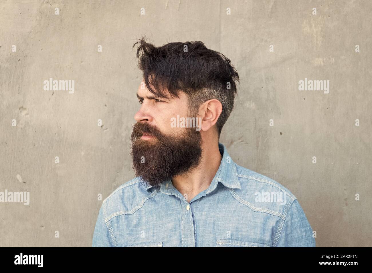 Sensazione di Manly. Lo styling di barba e baffi. I capelli del viso Trattamento. Hipster con la barba brutale guy. Fashion Trend grooming barba. La brutalità e la bellezza. Concetto di mascolinità. Barbiere grooming barba. Foto Stock